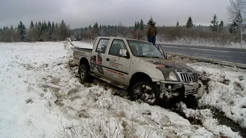 V Krušných horách napadl sníh, s ním přišly i drobné nehody