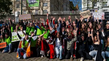 Průvod studentského festivalu Pražský majáles