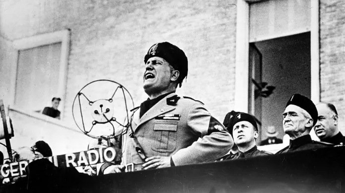 Benito Mussolini během projevu v září 1934