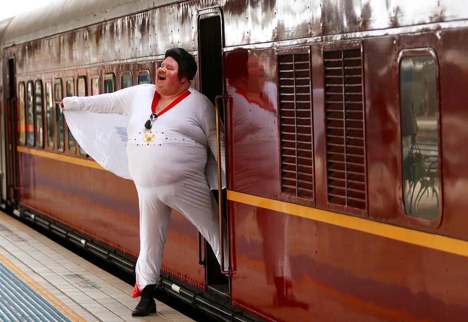 Fanoušek a obdivovatel Elvise Presleyho vystupuje z vlaku jménem Elvis Express na Hlavním nádraží v Sydney před začátkem 26. ročníku tzv. Elvis festivalu, který se koná tradičně v městečku Parkes v Novém Jižním Walesu.