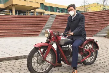 Na ostravské univerzitě opravili historickou Jawu. Prošla rukama závodníka i akademického malíře