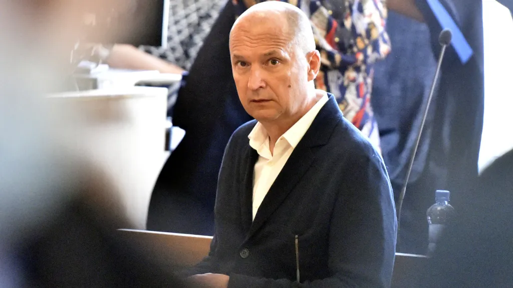 Jiří Švachula u Krajského soudu v Brně