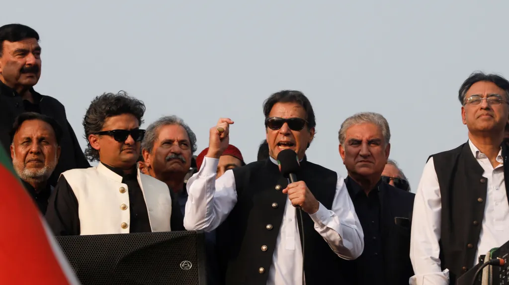Pákistánský expremiér Imran Chán promlouvá ke svým příznivcům