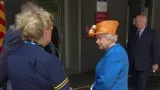 Královna Alžběta II. dorazila do nemocnice v Manchesteru