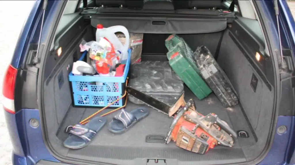 Podle policistů kradl z aut vše – kabelky, dárky i nářadí