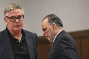 Prokuratura stáhla obvinění z neúmyslného zabití vůči herci Baldwinovi