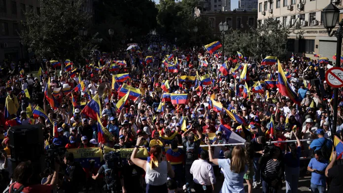 Příznivci venezuelské opozice během protestu před Madurovou inaugurací v Santiagu v Chile