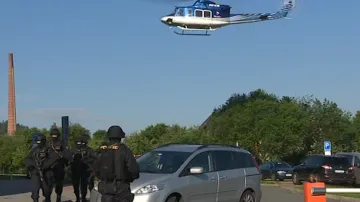 Budovu soudu hlídal i policejní vrtulník