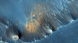 Kristalický šedý hematit, který byl pozorován na planině Meridiani, se stal jedním z důvodů pro výběr místa přistání sondy Opportunity. Stejný minerál byl detekován na tomto snímku v oblasti Capri Chasma.