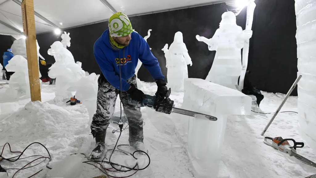 Ledové sochy vytvořilo sedm řezbářů z Česka a Slovenska, vyrobili přes 25 soch
