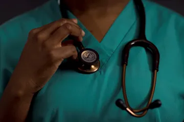 Stetoskop s AI za pár sekund odhalí více chorob než člověk. Ale lže