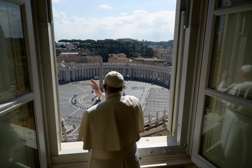 Papež František zdraví prázdné Svatopetrské náměstí