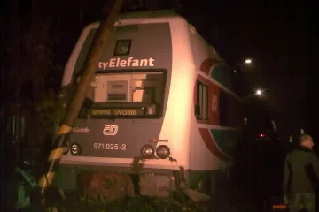 V Ostravě vykolejil osobní vlak, zranilo se 7 lidí