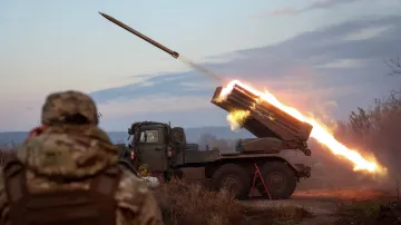 Vojáci 148. dělostřelecké brigády „Žytomyr“ ukrajinské armády střílejí z raketometu BM-21 Grad na ruské jednotky poblíž frontového města Kosťantynivka v ukrajinské Doněcké oblasti (23. října 2025)