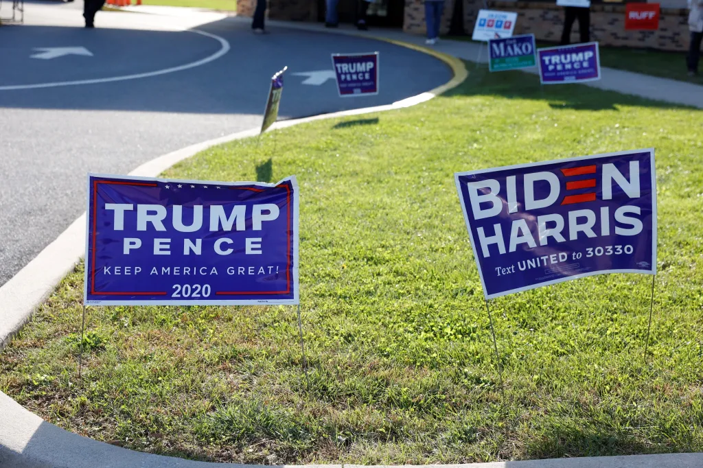 Fanoušci obou volebních táborů vyzdobili transparenty cesty v malém městě Cherryville v Pensylvánii