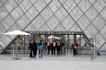 Pařížský Louvre zůstává po krádeži stále zavřený
