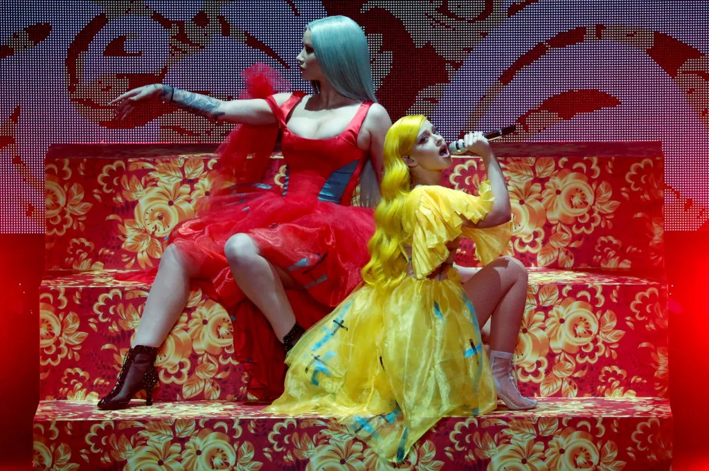 V Berlíně se předávaly hudební ceny. Během International Music Award zazpívala celá řada populárních zpěváků. Na snímku je australská zpěvačka Azalea a britská zpěvačka Alice Chater