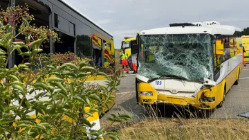 Následky nehody dvou autobusů na Znojemsku