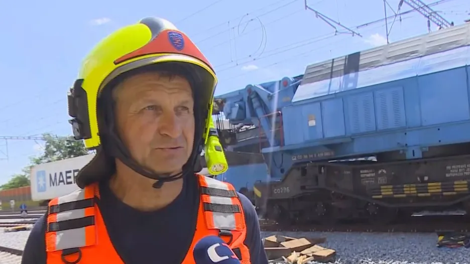 Velitel zásahu u vlakové nehody v Pardubicích Novotný k vyprošťovacím pracem