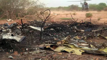 Trosky letadla zříceného v Mali