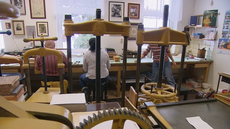 V dílně Jiřího Fogla nejsou jen vzácné knihy, ale i vzácné stroje