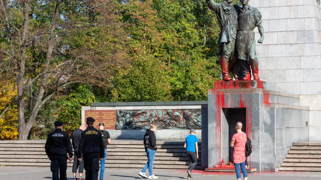 Poškozený Památník Rudé armády v Ostravě