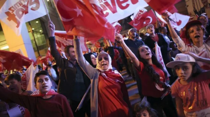 Stoupenci Erdogana oslavují v ulicích Istanbulu,  Autor: ALKIS KONSTANTINIDIS,  Zdroj: Reuters