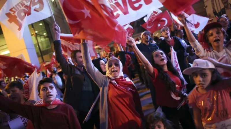 Stoupenci Erdogana oslavují v ulicích Istanbulu,  Autor: ALKIS KONSTANTINIDIS,  Zdroj: Reuters