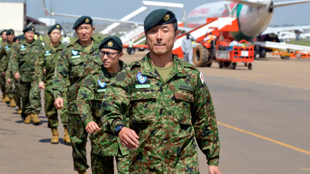 Japonští vojáci po příletu do Jižního Súdánu