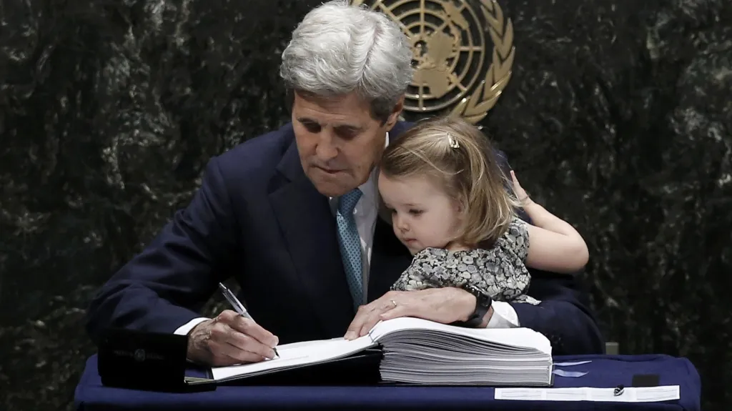Americký ministr zahraničí John Kerry s vnučkou podepisují klimatickou dohodu