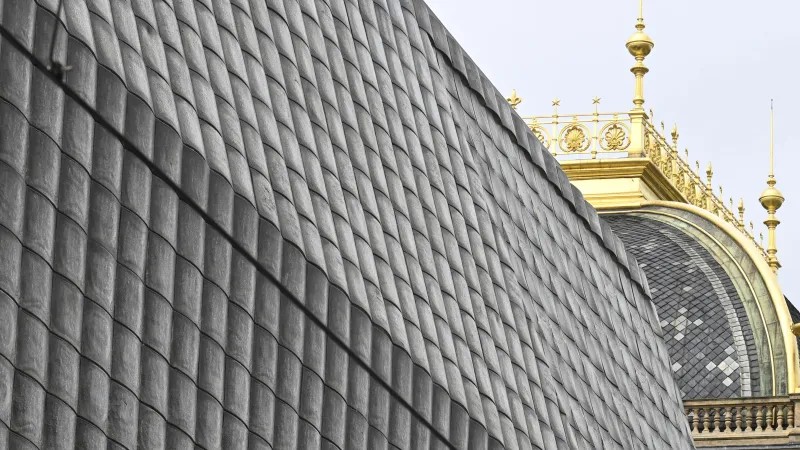 Detailní pohled na plášť Nové scény v sousedství zlaté kapličky