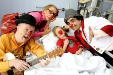 Rolando Villazón zpíval pro zdravotní klauny. Hvězdný tenor sám nasazuje červený nos