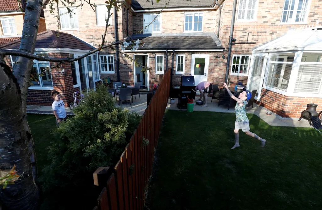 Ethan (8) a Fin (9), dva malí sousedé z města Chester-le-Street v severovýchodní části Británie, vyřešili,  jak si společně hrát v době krizových opatření