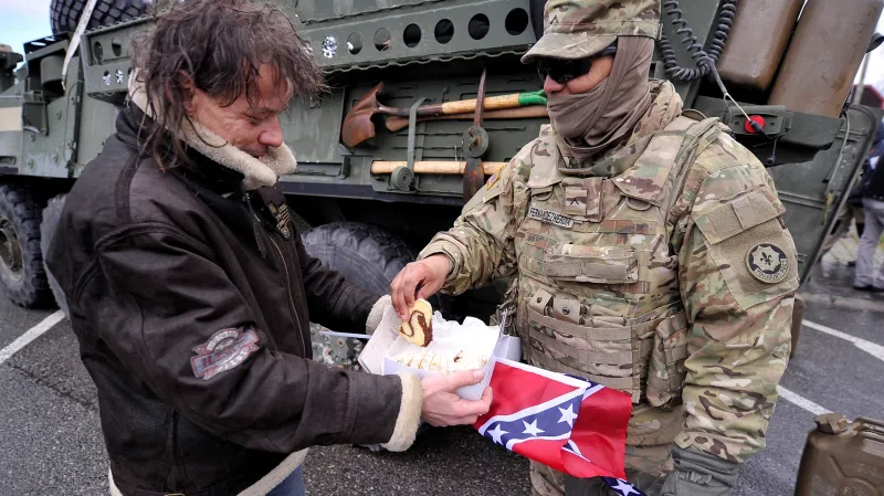 Lidé vítají americké vojáky na cestě do Prahy