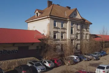 Vybydlený dům u nádraží v Hradci Králové dělá starosti policii i městu, stahují se do něj narkomané