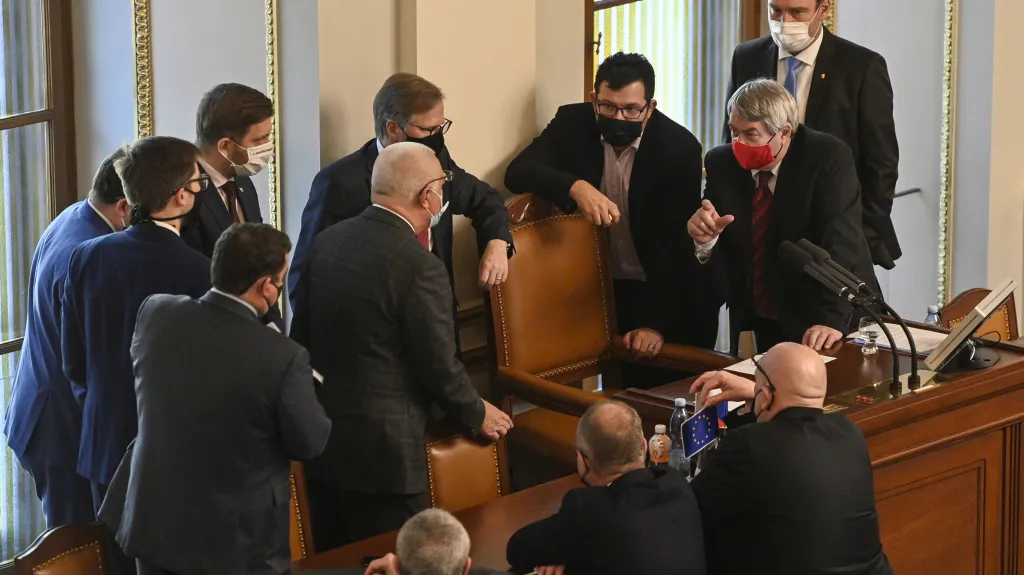 Poslanci jednají o přerušení schůze