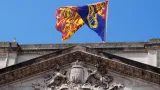 Královská standarta vlaje na Buckinghamském paláci