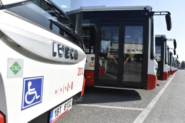 Neotevírejte okna! Cestující v hromadné dopravě si na klimatizaci stále zvykají