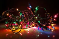 Fyzici popsali, proč se zamotávají vánoční světýlka. Může to pomoci v boji proti virům i k poznání zákonů kosmu
