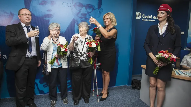 Wintonovy děti spolu se zástupci Českých drah otevřely na Hlavním nádraží v Praze novou čekárnu ve jménu svého zachránce.