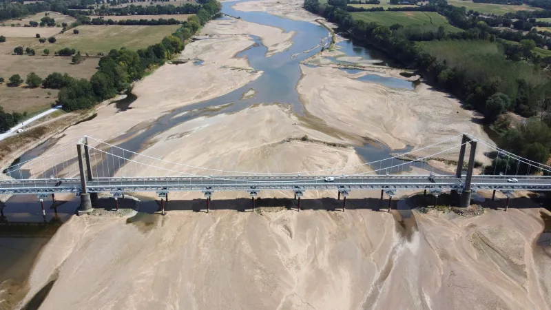 Zámky na Loiře bez Loiry nemohou existovat. Takhle řeka vypadala v létě roku 2022 při historickém suchu