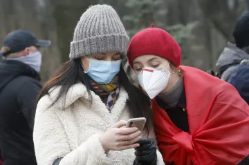 Skupinová imunita proti covidu není praktické řešení, varují vědci