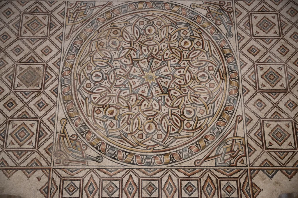 Podle palestinské agentury WAFA mozaiku našli archeologové ve 30. letech minulého století pod sutinami, které na ní ležely od zemětřesení z roku 947