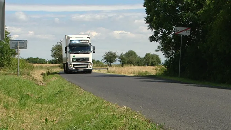 Kamionová doprava trápí řadu obcí (nejen) ve Středočeském kraji