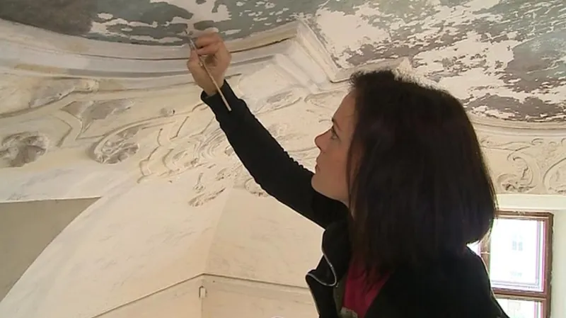 Restaurátorka obnovuje cenné fresky