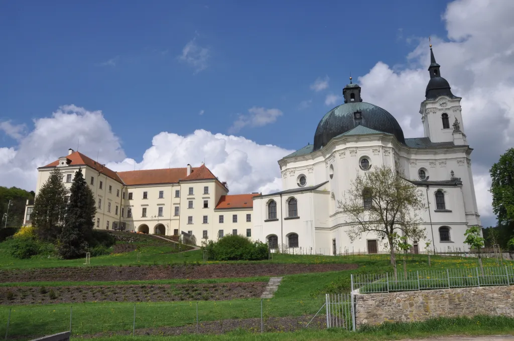 Mnohé Santiniho stavby se nedochovaly v podobě, jakou architekt zamýšlel. Příkladem je poutní kostel Jména Panny Marie ve Křtinách