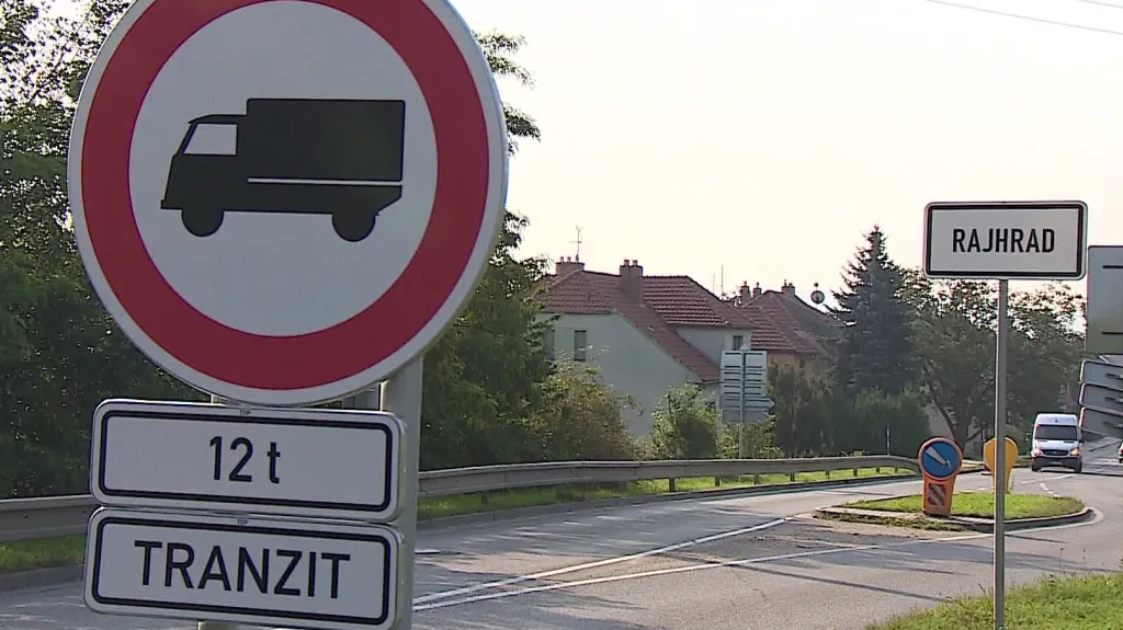 Osm obcí podél D2 zakázalo vjezd tranzitní dopravy