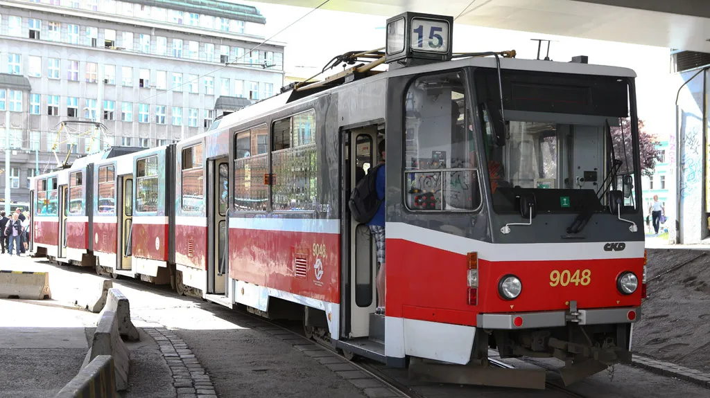 Tramvaj KT8D5 přezdívaná "kachna" opouští pražské kolejiště