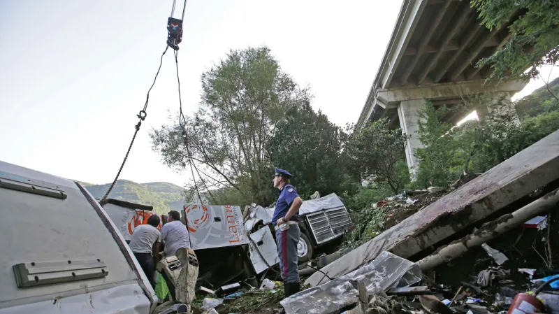 Odklízení vraku autobusu po nehodě u italského Avellina