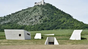Zřícenina hradu Děvičky nad archeoparkem Pavlov